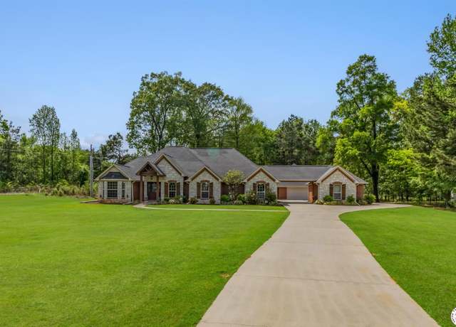 Property at 10 Weatherby Dr, Hooks, TX 75561, 4 beds, 2.5 baths