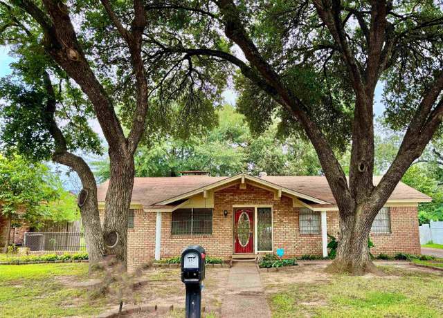 Property at 15 N Hermitage Dr, Texarkana, AR 71854, 3 beds, 1.5 baths