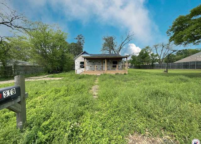 Property at 313 N West St, Atlanta, TX 75551, 3 beds, 2 baths