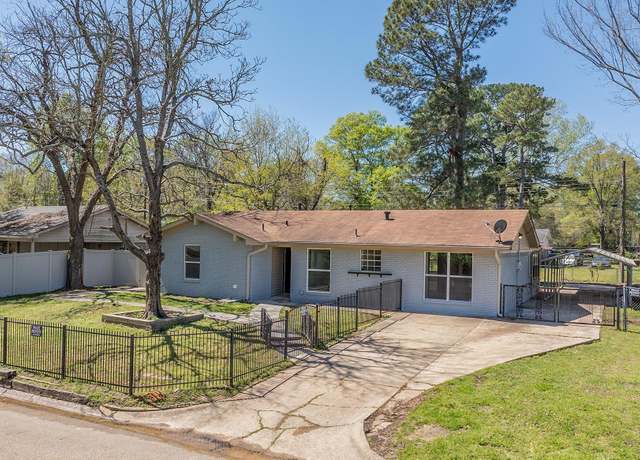 Property at 2204 Ashley St, Texarkana, TX 75501, 3 beds, 2 baths
