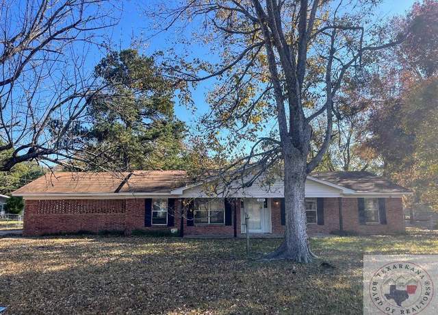Property at 302 Garden Rd, Hooks, TX 75561, 3 beds, 2 baths