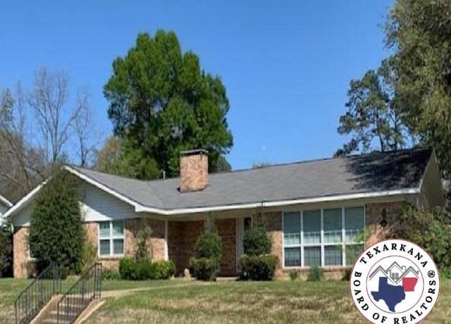 Property at 2 Evergreen Dr, Texarkana, TX 75501, 3 beds, 2 baths