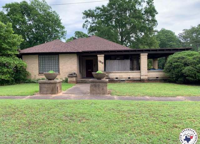 Property at 1212 Grape St, Texarkana, AR 71854, 3 beds, 1.5 baths