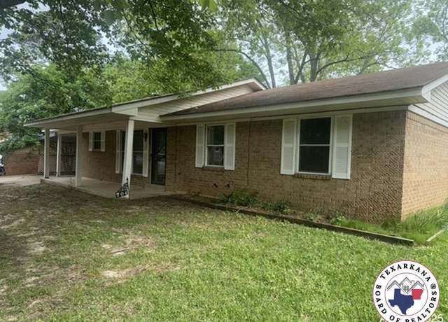Property at 704 W Henderson St, Nashville, AR 71852, 3 beds, 2 baths
