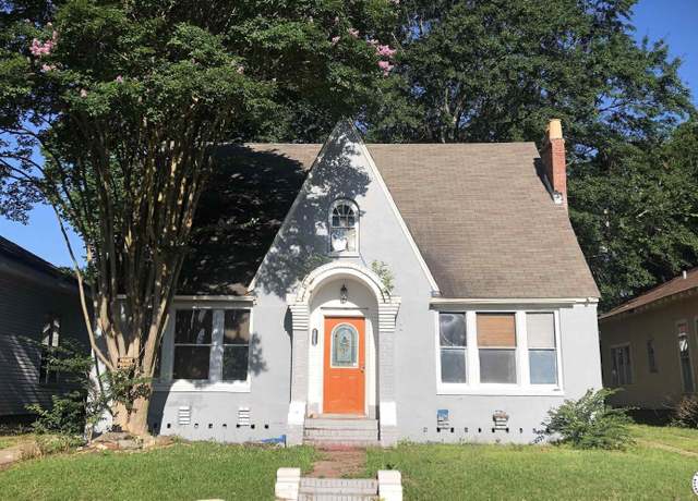 Property at 2203 Locust St, Texarkana, AR 71854, 3 beds, 2 baths