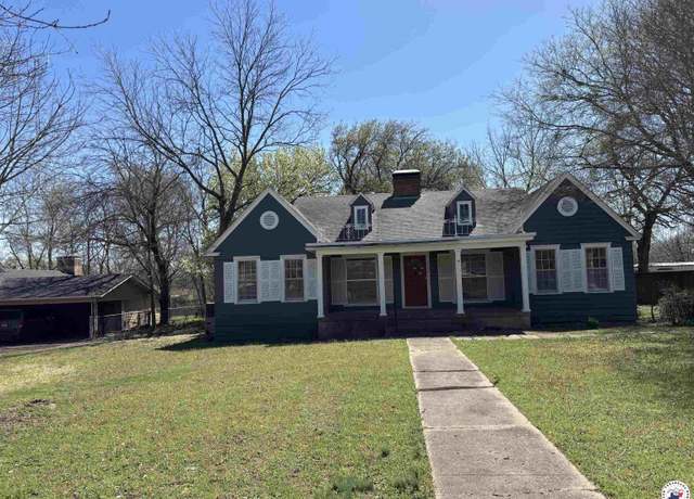 Property at 1100 W Jackson St, Clarksville, TX 75426, 3 beds, 3 baths