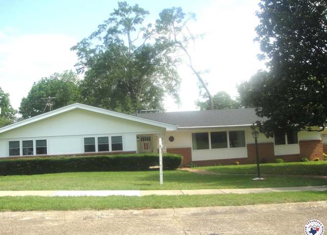 Property at 1302 Canadian St, Texarkana, TX 75503, 3 beds, 2.5 baths