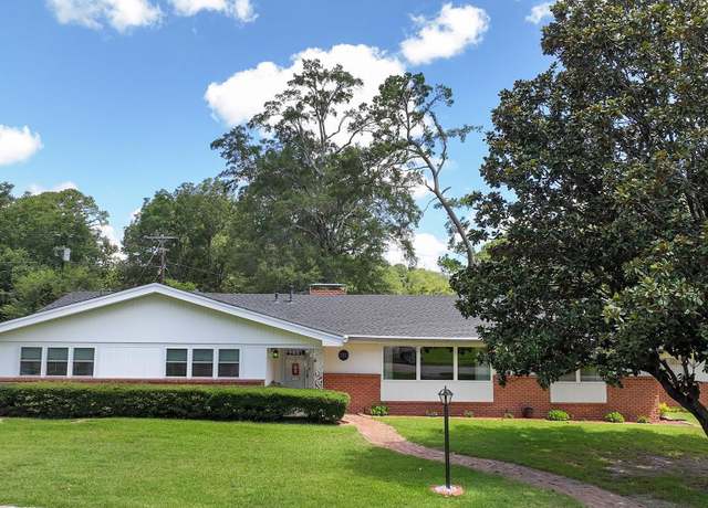 Property at 1302 Canadian St, Texarkana, TX 75503, 3 beds, 2.5 baths