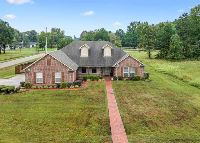 Property at 1070 Randall Rd, Texarkana, TX 75501, 4 beds, 2 baths