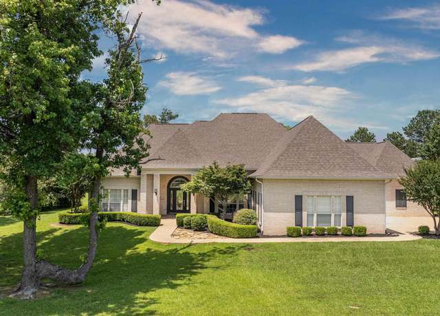 Property at 1067 Beaver Lake Dr, Texarkana, TX 75501, 3 beds, 3 baths