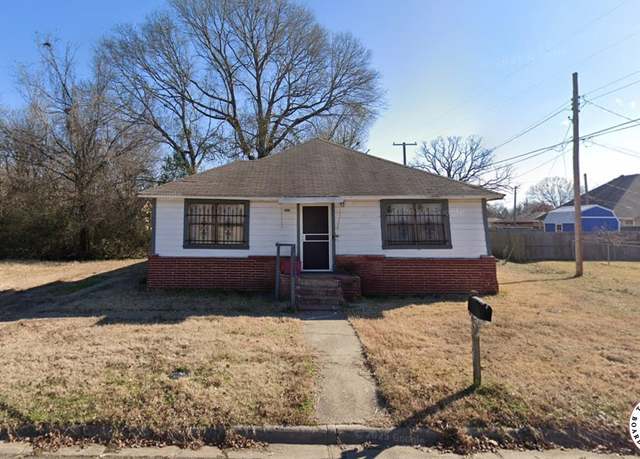 Property at 1018 Plum St, Texarkana, TX 75501, 4 beds, 1.5 baths