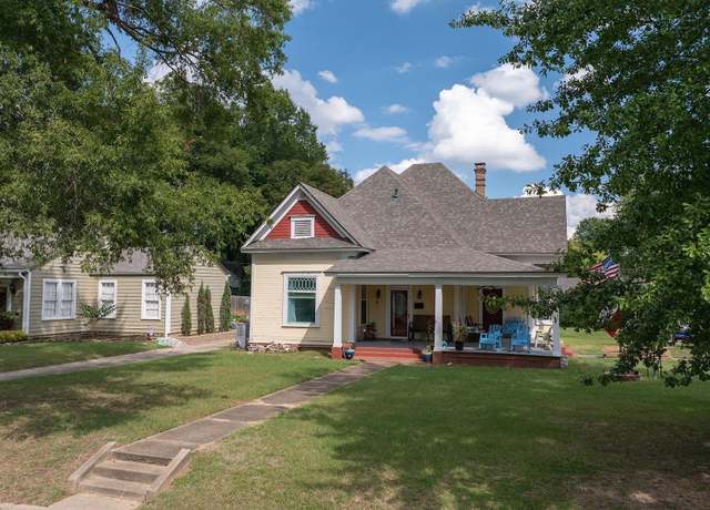 Property at 2804 Walnut St, Texarkana, TX 75503, 4 beds, 2 baths