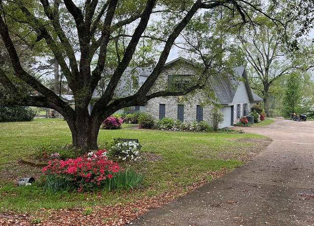 Property at 108 Ross Ln, Vicksburg, MS 39180, 4 beds, 2 baths