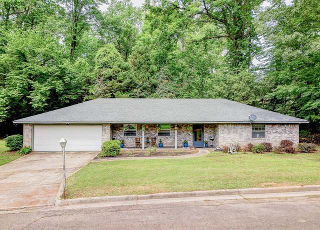 Property at 402 Longwood Dr, Vicksburg, MS 39180, 3 beds, 2 baths