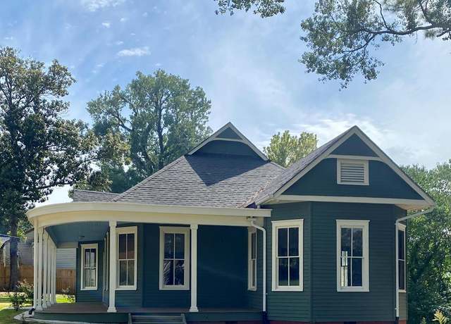 Property at 2600 Oak St, Vicksburg, MS 39180, 3 beds, 2 baths