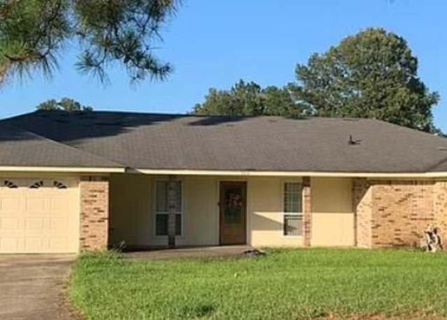 Property at 500 Lake Forest Dr, Vicksburg, MS 39183, 4 beds, 2 baths