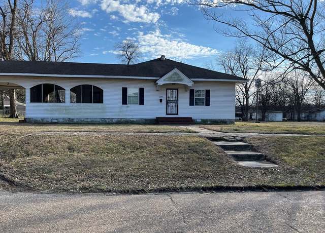 Property at 928 Fourth St, Earle, AR 72331, 3 beds, 2 baths