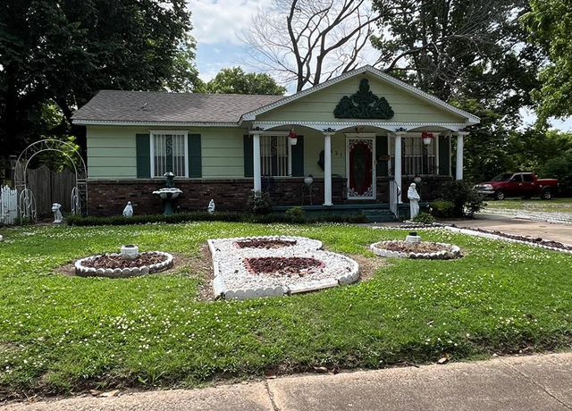Property at 421 S 8th St, West Memphis, AR 72301, 4 beds, 2.5 baths