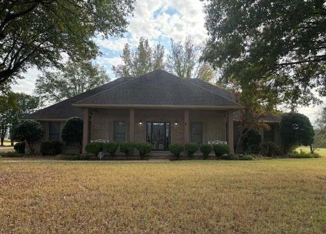 Property at 121 Briarcrest St, Blytheville, AR 72315, 3 beds, 2.5 baths