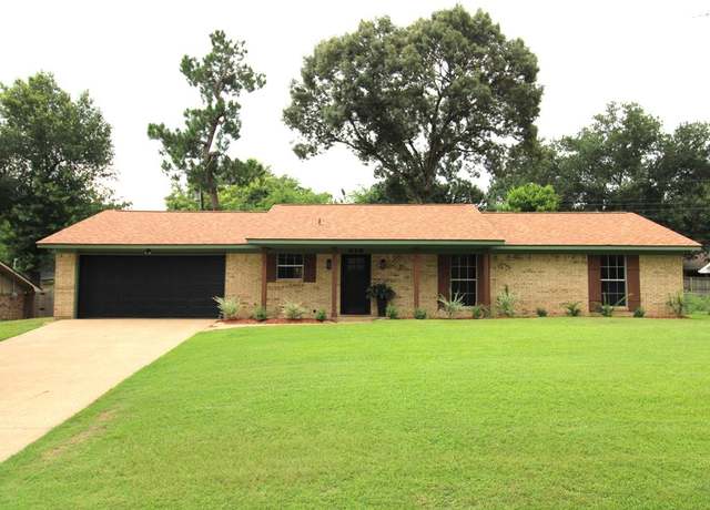 Property at 818 Clinton Ave, Athens, TX 75751, 3 beds, 2 baths