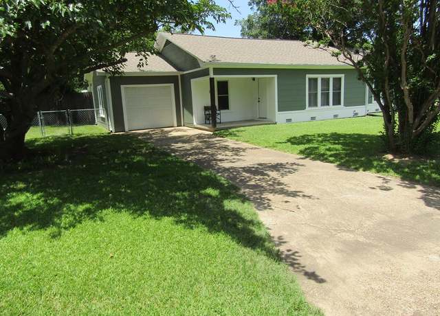 Property at 105 4th St, Mabank, TX 75147, 3 beds, 3.5 baths