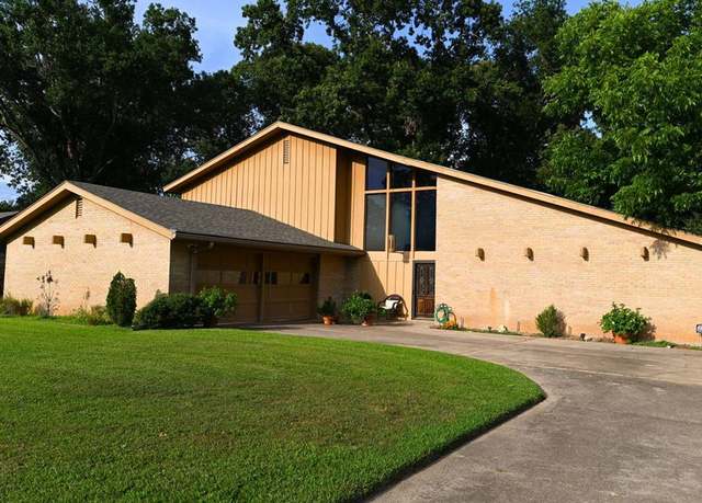 Property at 926 Bradley Dr, Athens, TX 75751, 4 beds, 2.5 baths