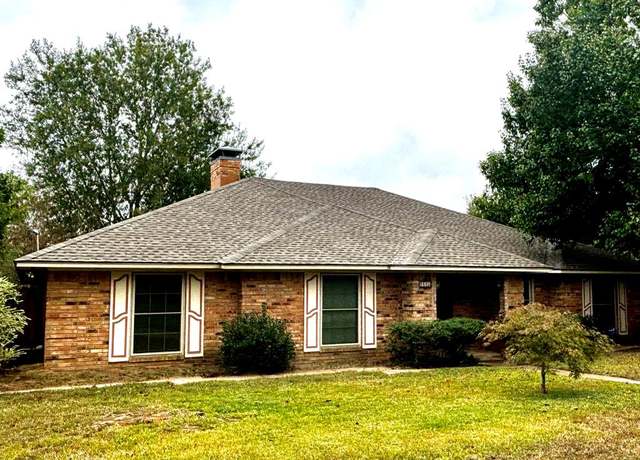 Property at 1127 Hillside Dr, Athens, TX 75751, 3 beds, 2 baths