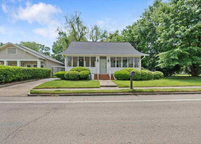 Property at 628 W 8th St, Laurel, MS 39440, 3 beds, 2 baths