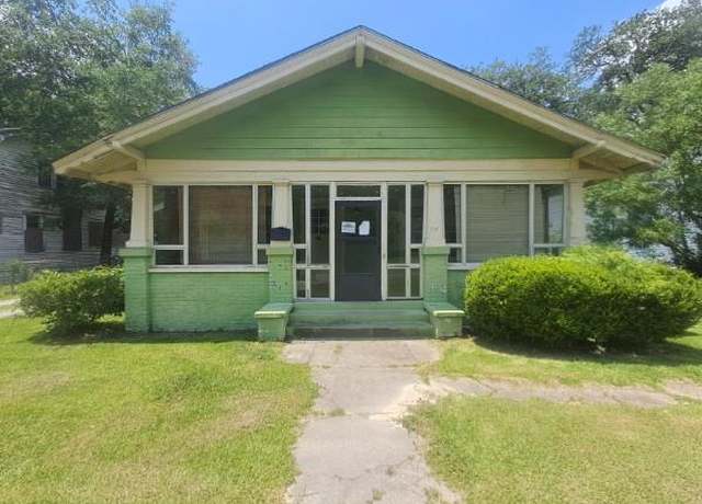 Property at 714 N First Ave, Laurel, MS 39440, 3 beds, 2 baths