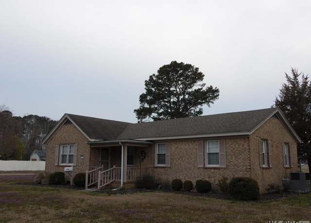 Property at 207 Lawrence St, Murfreesboro, NC 27855, 3 beds, 1 bath