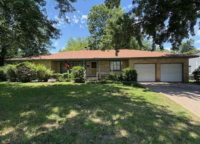 Property at 300 N 13th, Ponca City, OK 74601, 3 beds, 2 baths
