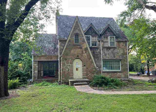 Property at 106 Elmwood Ave, Ponca City, OK 74601, 4 beds, 2 baths