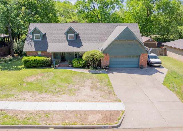 Property at 2200 El Camino St, Ponca City, OK 74064, 4 beds, 2 baths