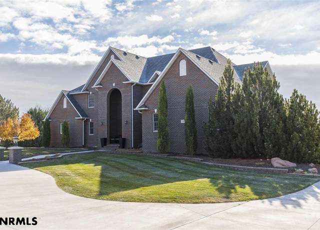 Property at 124 E 37th St, Scottsbluff, NE 69361, 6 beds, 5 baths