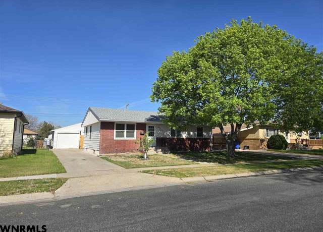 Property at 2918 Avenue F, Scottsbluff, NE 69361, 5 beds, 2 baths