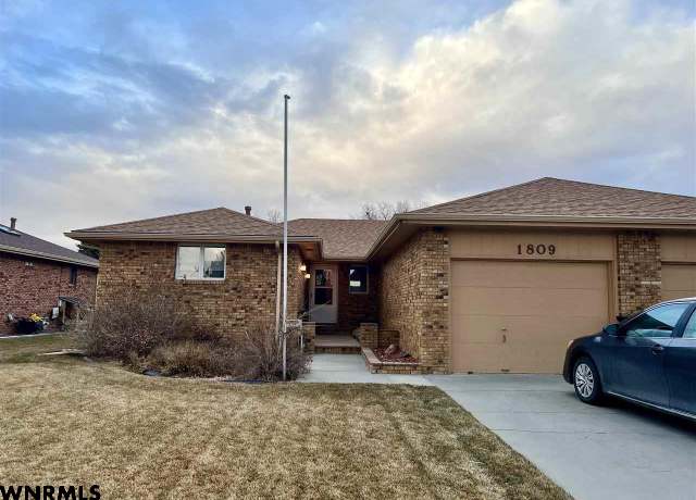 Property at 1809 E 32nd St, Scottsbluff, NE 69361, 3 beds, 2 baths