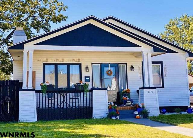 Property at 1910 8th Ave, Scottsbluff, NE 69361, 5 beds, 2 baths