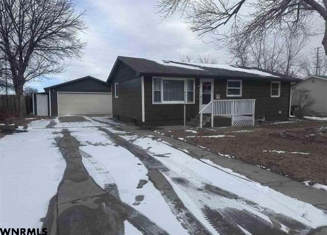 Property at 1630 Bluff View Dr, Gering, NE 69341, 4 beds, 2 baths