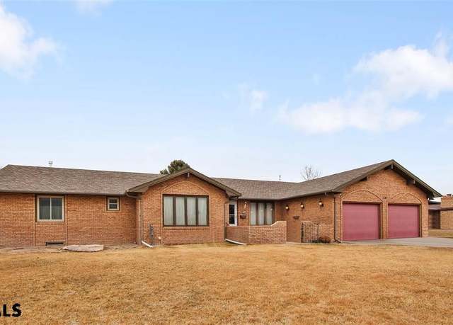 Property at 1101 Primrose Dr, Scottsbluff, NE 69361, 4 beds, 4 baths