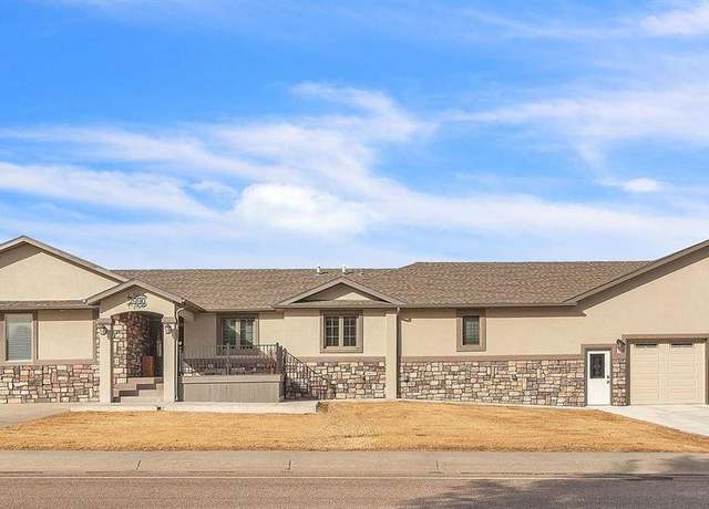 Property at 2990 Country Club Rd, Gering, NE 69341, 3 beds, 4 baths