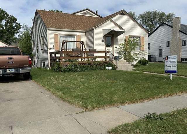 Property at 2426 5th Ave, Scottsbluff, NE 69361, 5 beds, 2 baths