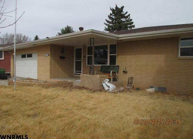 Property at 1910 R St, Gering, NE 69341, 4 beds, 2 baths