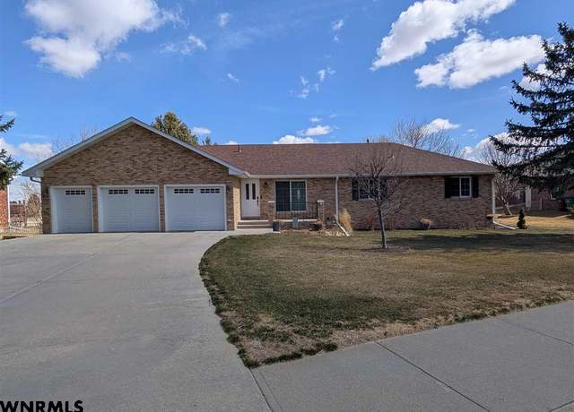 Property at 2830 Clubhouse Dr, Gering, NE 69341, 4 beds, 3 baths