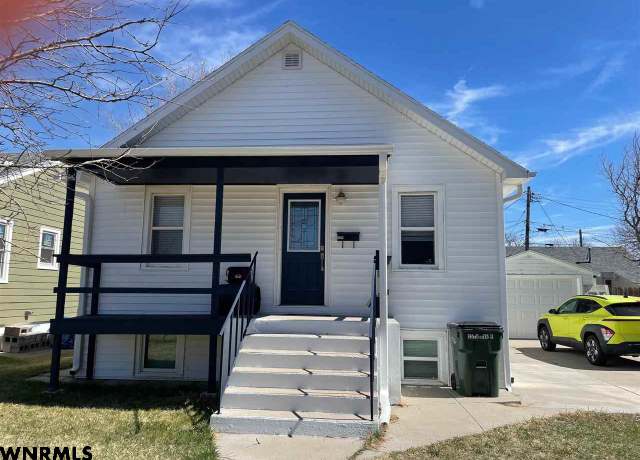 Property at 2513 Avenue F, Scottsbluff, NE 69361, 3 beds, 2 baths
