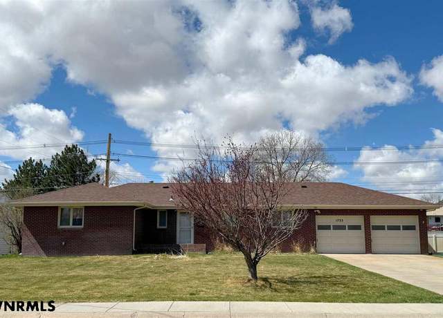 Property at 1735 20th St, Gering, NE 69341, 3 beds, 2 baths