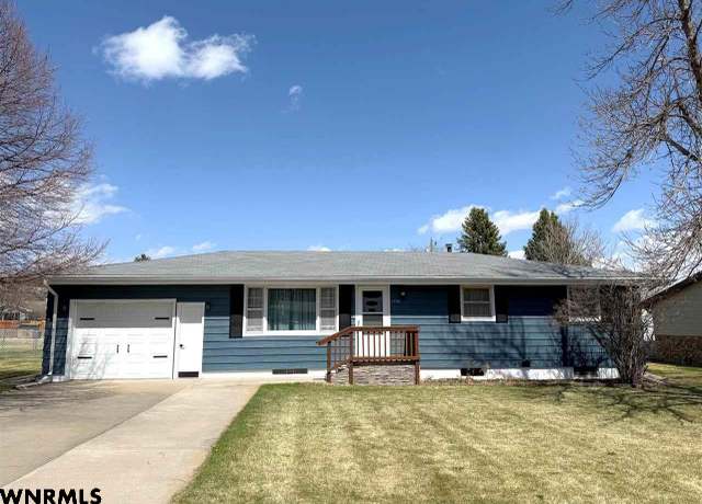 Property at 1700 Aspen St, Gering, NE 69341, 5 beds, 2 baths