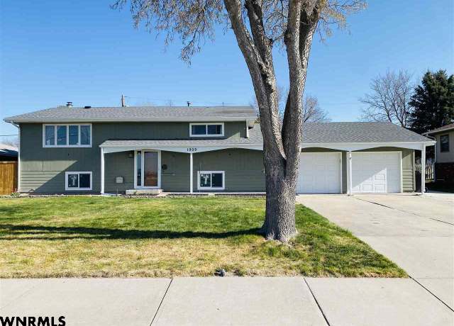 Property at 1909 E 27th St, Scottsbluff, NE 69361, 4 beds, 2 baths