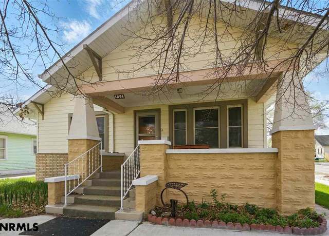 Property at 1824 6th Ave, Scottsbluff, NE 69361, 2 beds, 2 baths
