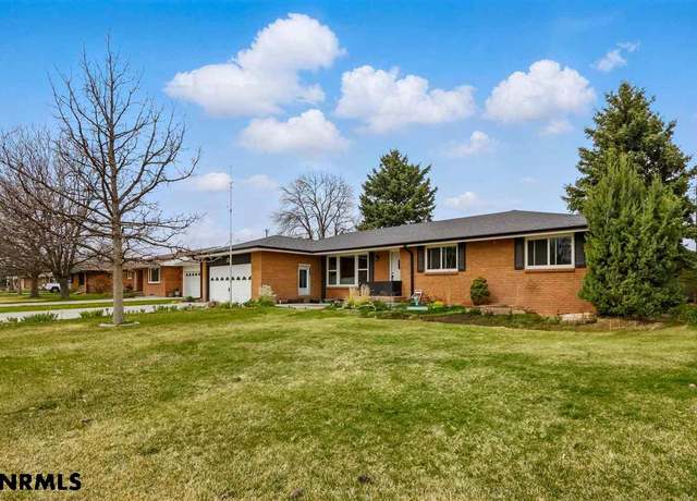 Property at 1113 E 38th St, Scottsbluff, NE 69361, 5 beds, 3 baths