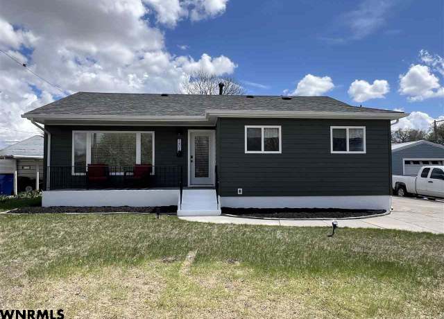 Property at 1401 Avenue K, Scottsbluff, NE 69361, 5 beds, 2 baths